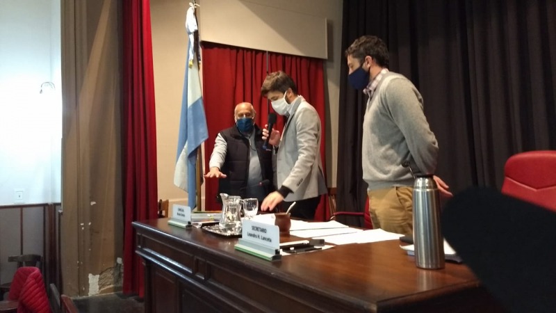 Jur Oscar Snchez como concejal y la sesin sigue su curso